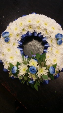 BEDDED WREATH