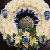 BEDDED WREATH